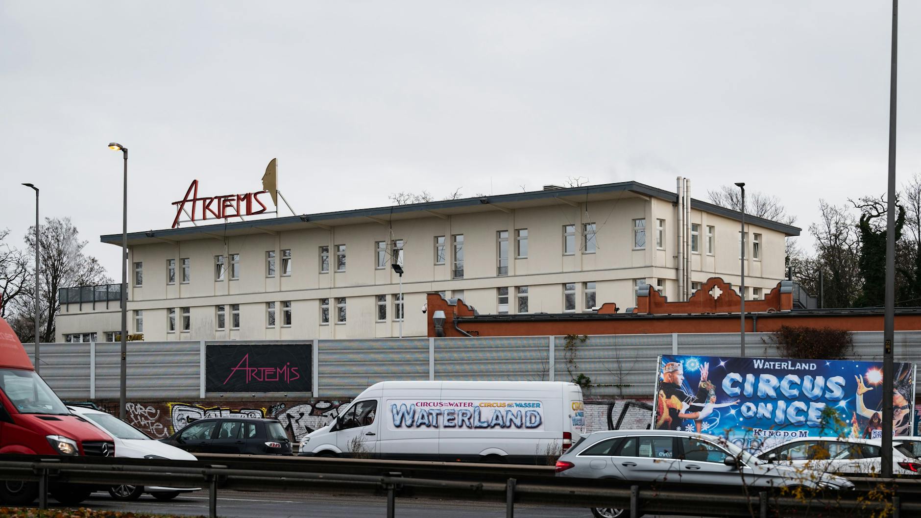 Blick auf das Großbordell Artemis am Autobahndreieck Funkturm: In der Nähe befindet sich die alte Weinhandlung an der Halenseestraße.