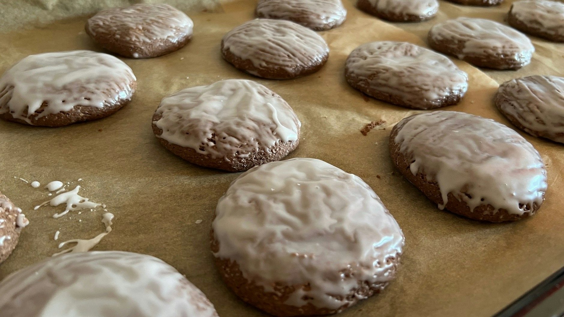 Die Lebkuchen mit Oblaten werden noch warm mit Zuckerguss bestrichen. 