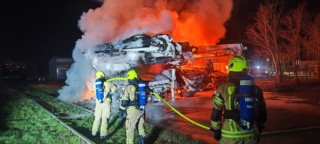 Berlin'in sanayi bölgelerinde 16 kamyon yandı