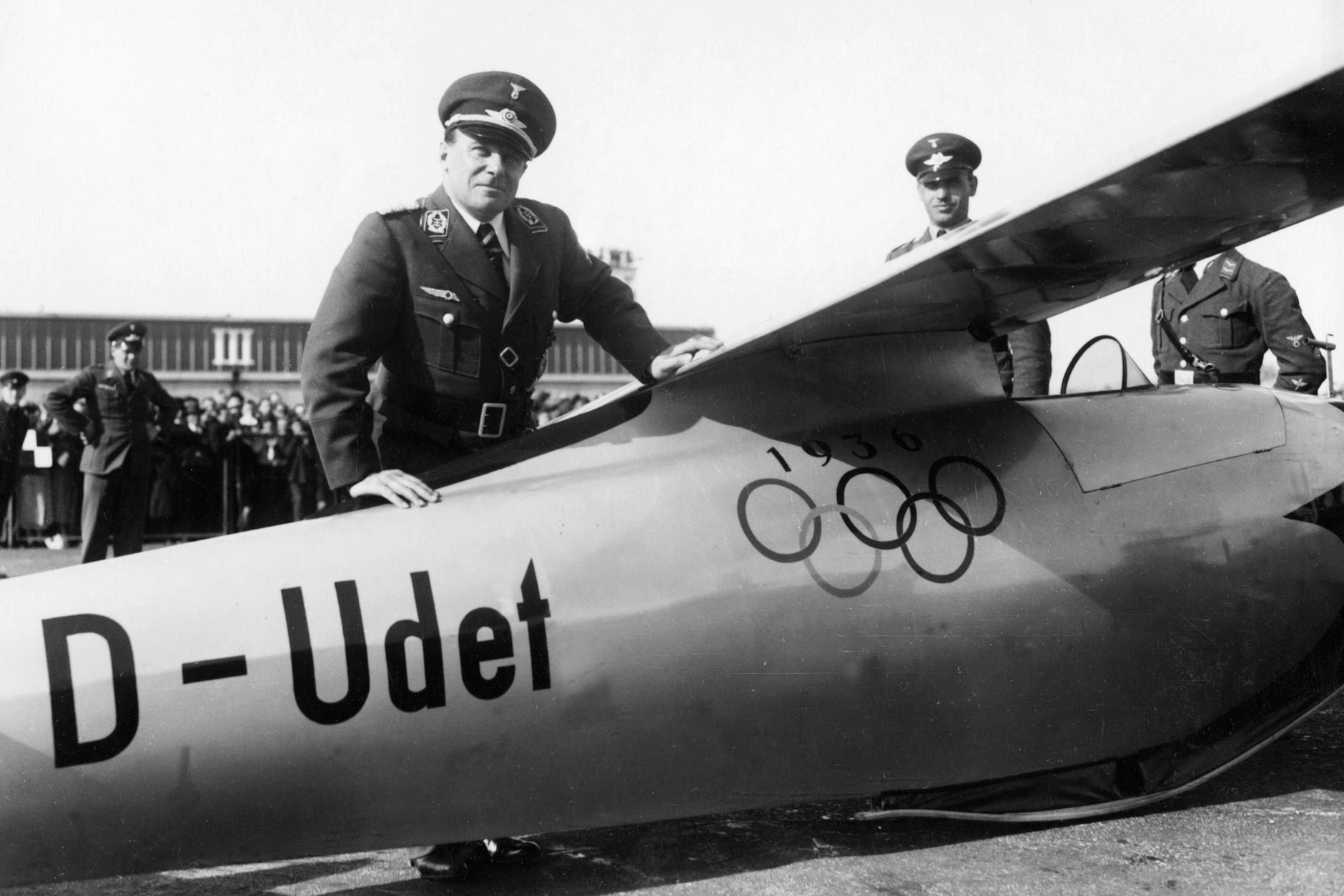 Ernst Udet auf dem Tempelhofer Feld im Jahr 1935