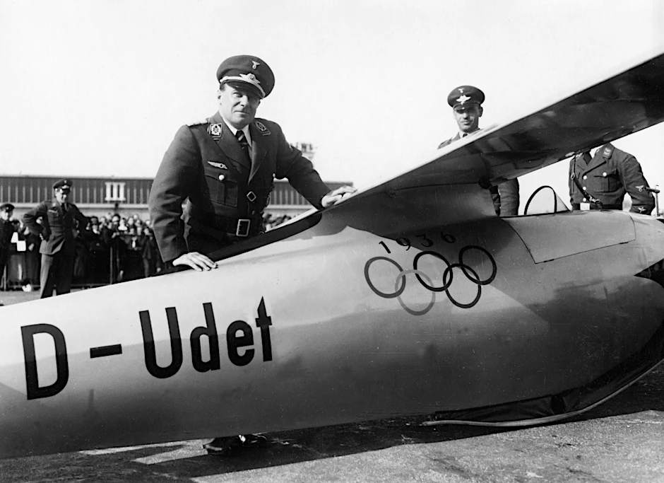 Ernst Udet auf dem Tempelhofer Feld im Jahr 1935