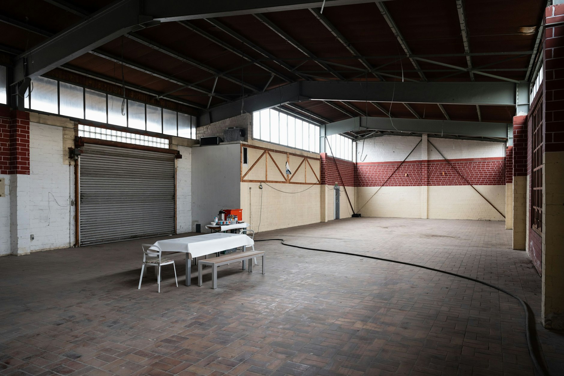 Innenaufnahmen der Lagerhalle während der Ortsbesichtigung mit dem Verwaltungsgericht: Der Tisch diente als improvisierte Richterbank.