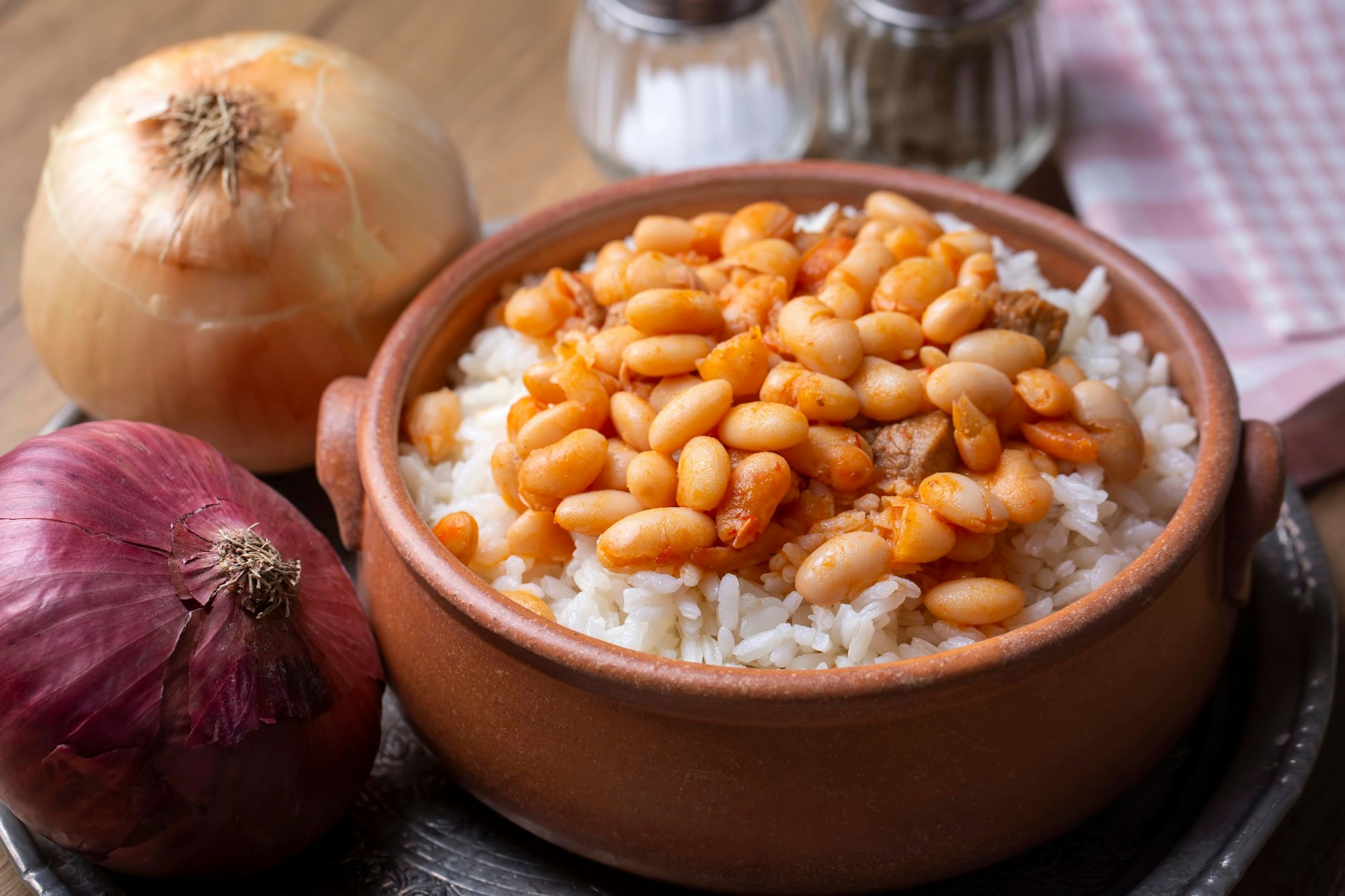 Kuru Fasulye ist ein leckerer, scharfer Bohnen-Tomaten-Eintopf, der traditionell mit Reis serviert wird. Aber auch mit einer Scheibe Brot ist das Rezept köstlich!