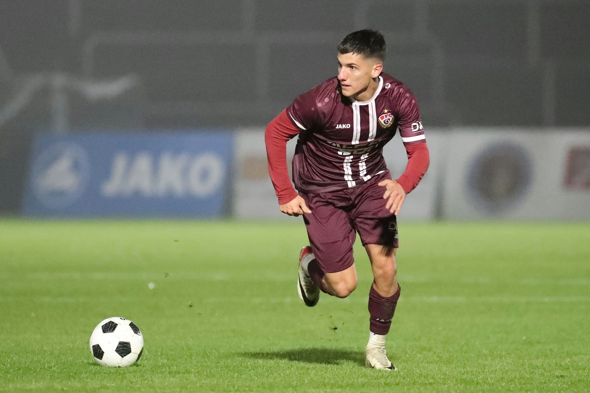 Den Ball vor sich, die Situation im Blick: Ben Meyer kurbelt über links das Spiel des BFC Dynamo an.