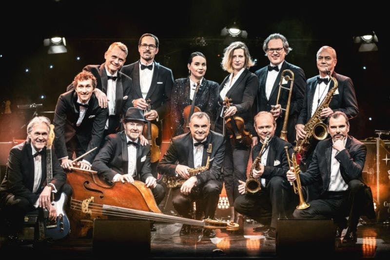 The Capital Dance Orchestra präsentiert mit seinen grandiosen Sängerinnen Sharon Brauner und Meta Hüper/Susi Wiemer eine fulminante musikalische Zeitreise durch 100 Jahre Berlin.