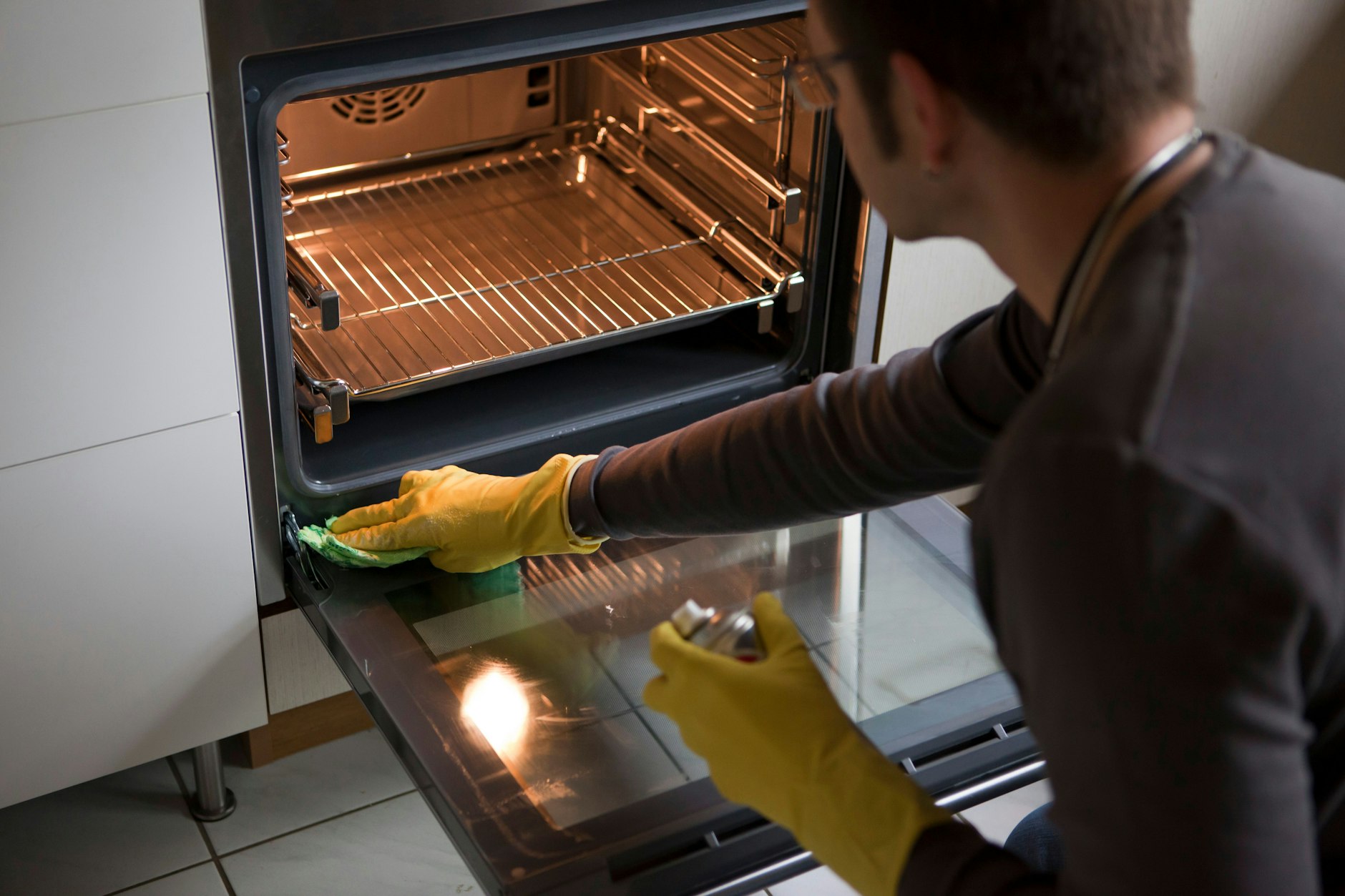 Den Backofen kann man mit einer Mischung aus Backpulver und Essig ganz einfach reinigen – der Backpulver-Trick macht es möglich! Da braucht es keine teuren Spezialreiniger.