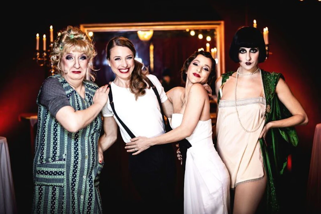 Berlin-Revue „Berlin, Du Coole Sau!“ ab 18.12.24 im TIPI AM KANZLERAMT! Tickets!