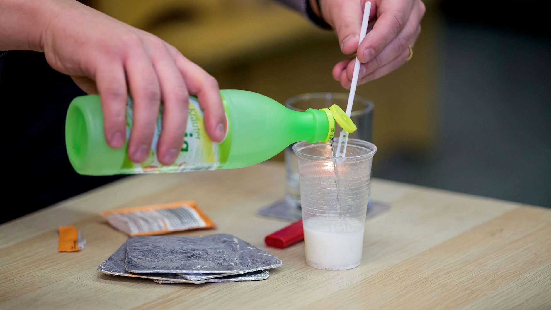 Backpulver und Essig sind tolle Hausmittel, die bei der Reinigung verschiedener Dinge im Haus helfen können. Auch den Backofen können Sie damit reinigen.