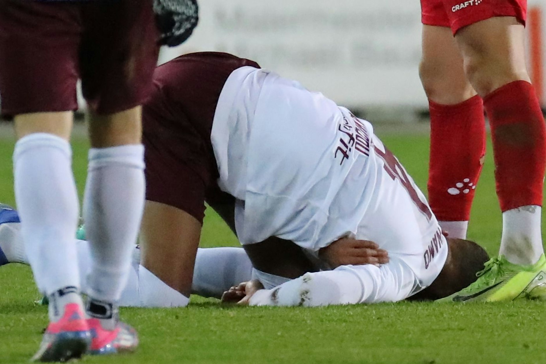 Schreck für den BFC Dynamo: Amiro Amadou liegt in Zwickau am Boden, hat sich die rechte Schulter ausgekugelt.
