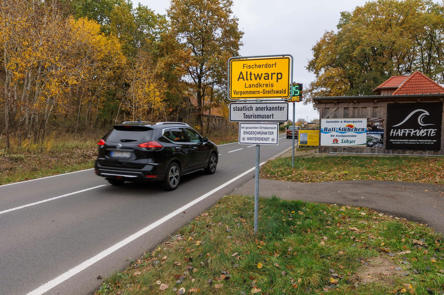 In Altwarp wird das schwule Paar aus Berlin von rechten Bikern terrorisiert.