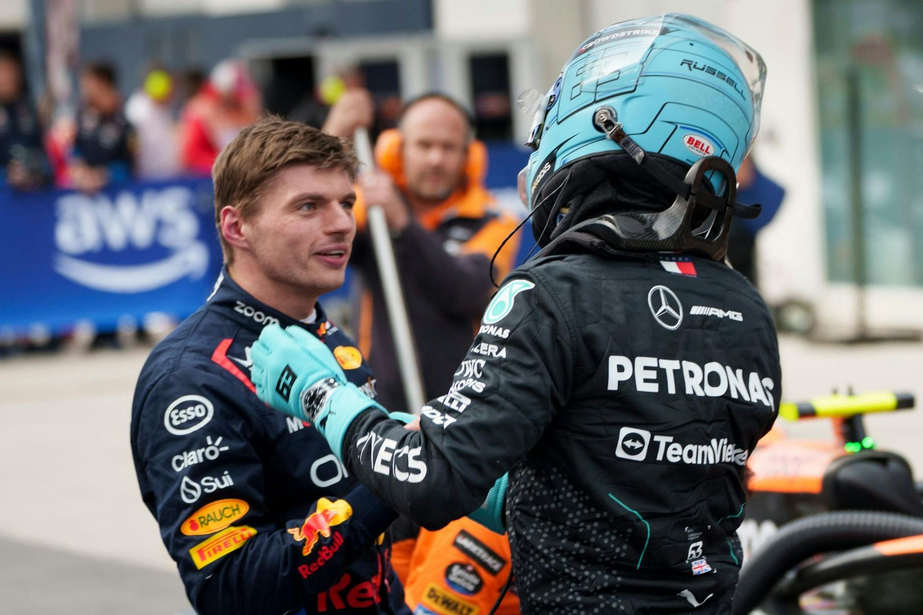 Formel-1-Weltmeister Max Verstappen (l.) und Mercedes-Pilot George Russell sind nicht die allerbesten Freunde.