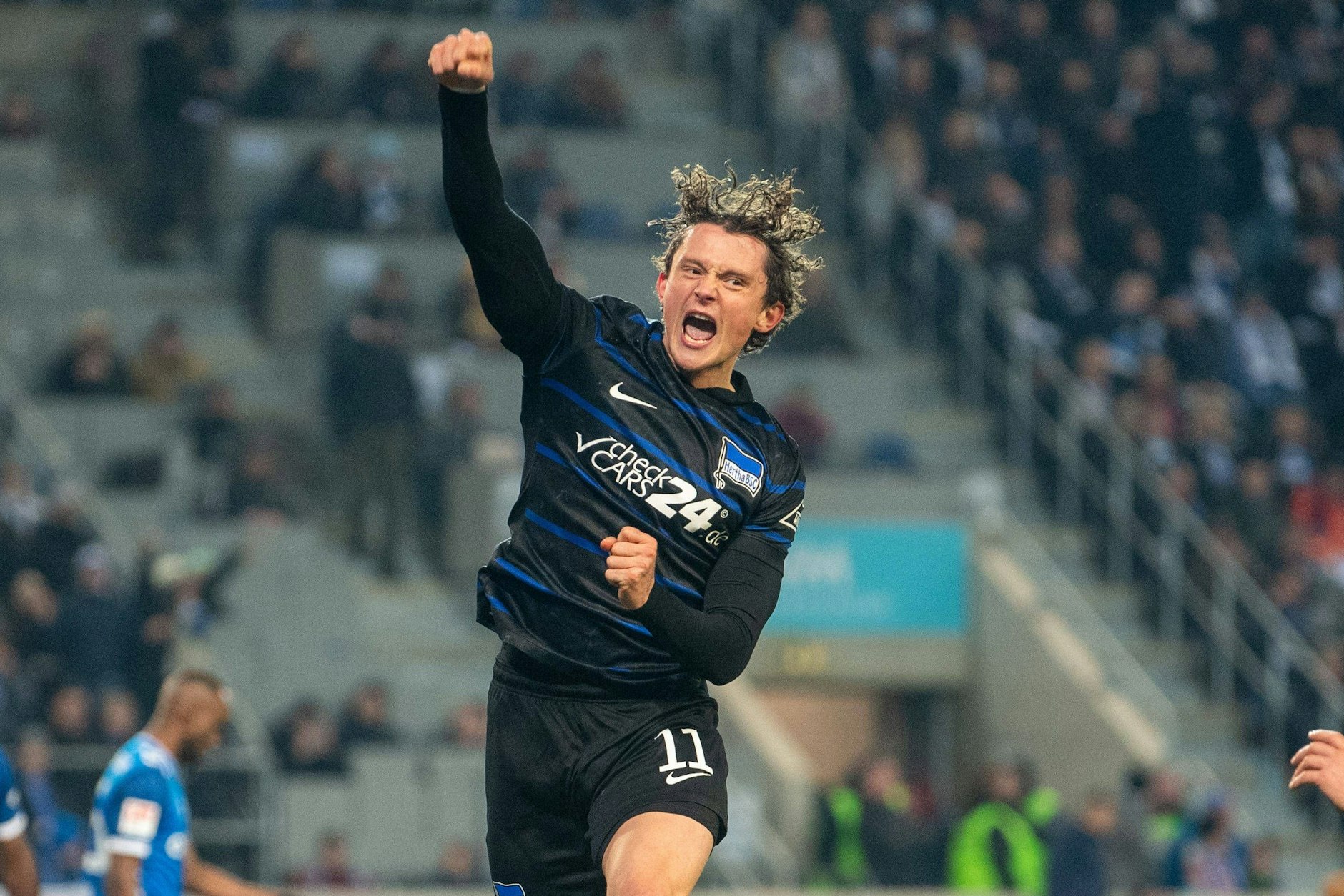 Nicht selbst getroffen, aber das hat ihm so lange gefehlt: Fabian Reese jubelt nach Herthas Tor zum 3:1 in Magdeburg.