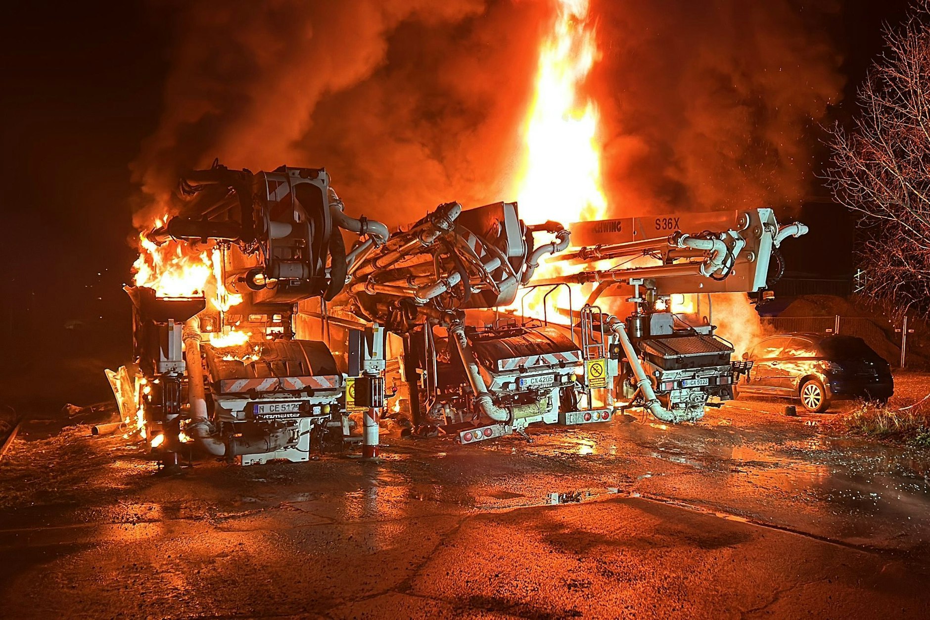 Lkws brennen lichterloh in Berlin in Alt-Hohenschönhausen: Die Polizei geht von Brandstiftung aus.
