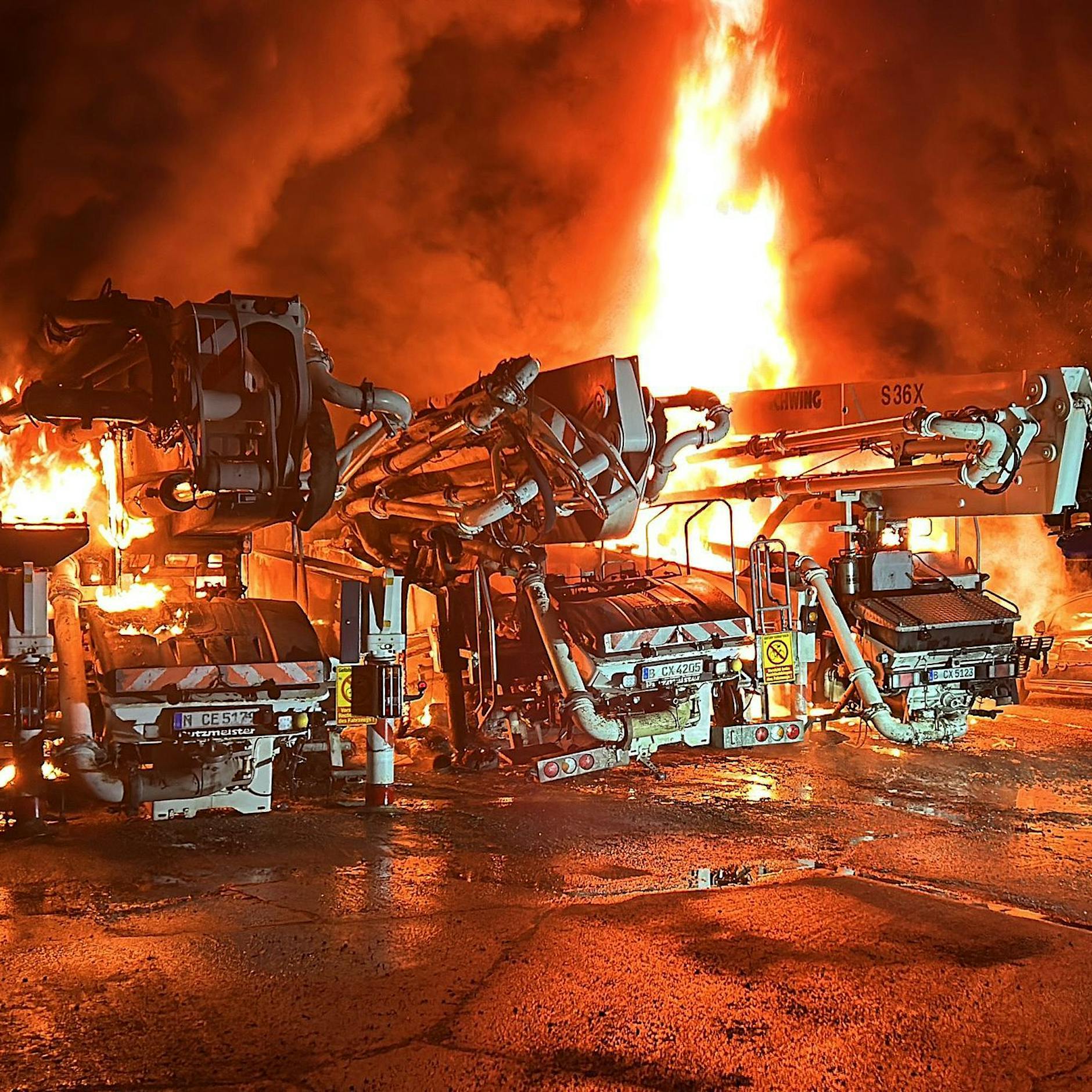 Zündeten Chaoten 17 Lkw in Marzahn und Lichtenberg an?