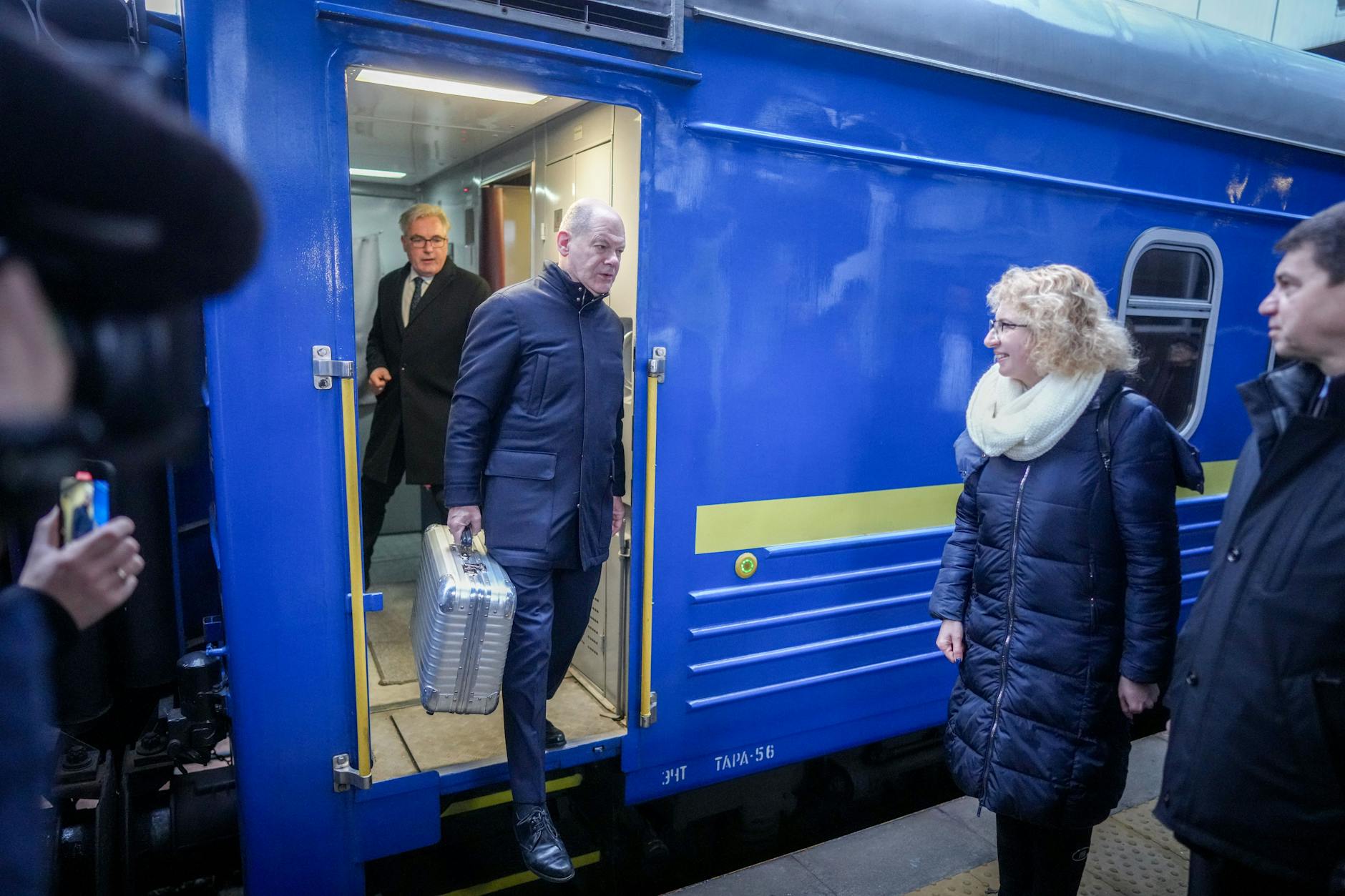 Bundeskanzler Olaf Scholz (SPD) ist zu seinem ersten Ukraine-Besuch seit zweieinhalb Jahren in der Hauptstadt Kiew eingetroffen.