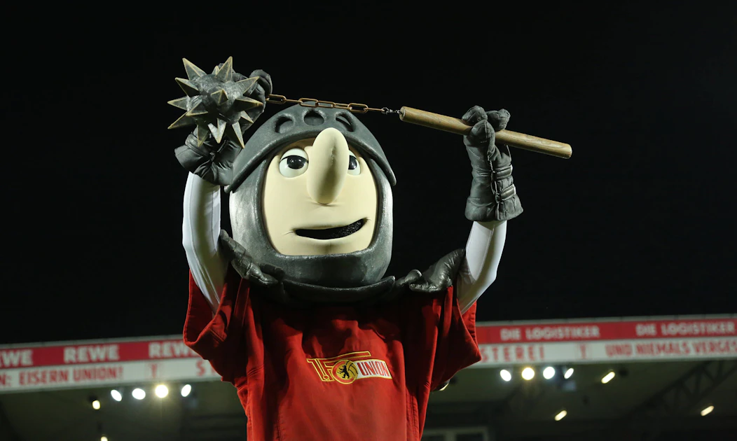 1. FC Union Berlin: Jan Böhmermann verschenkt Ritter Keule für einen ...