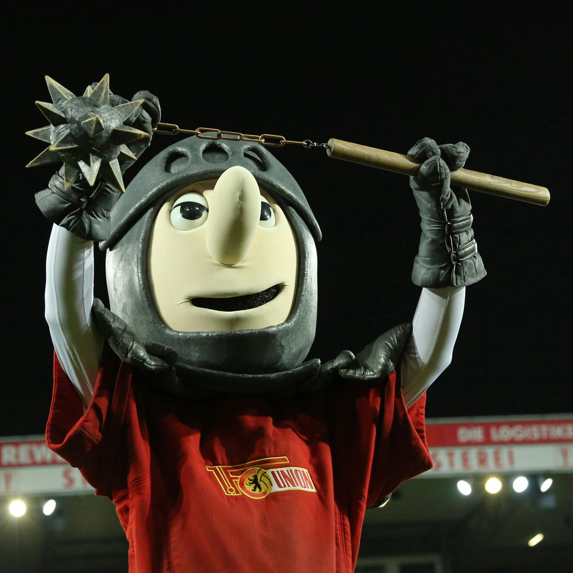 Image - 1. FC Union Berlin: Jan Böhmermann verschenkt Ritter Keule für einen Fangeburtstag