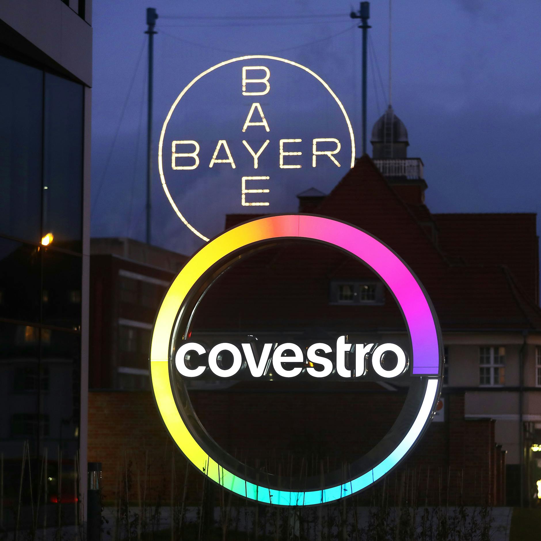 Image - Covestro wird mit Geld aus Abu Dhabi „grün“ – Rest der deutschen Chemie-Industrie leidet