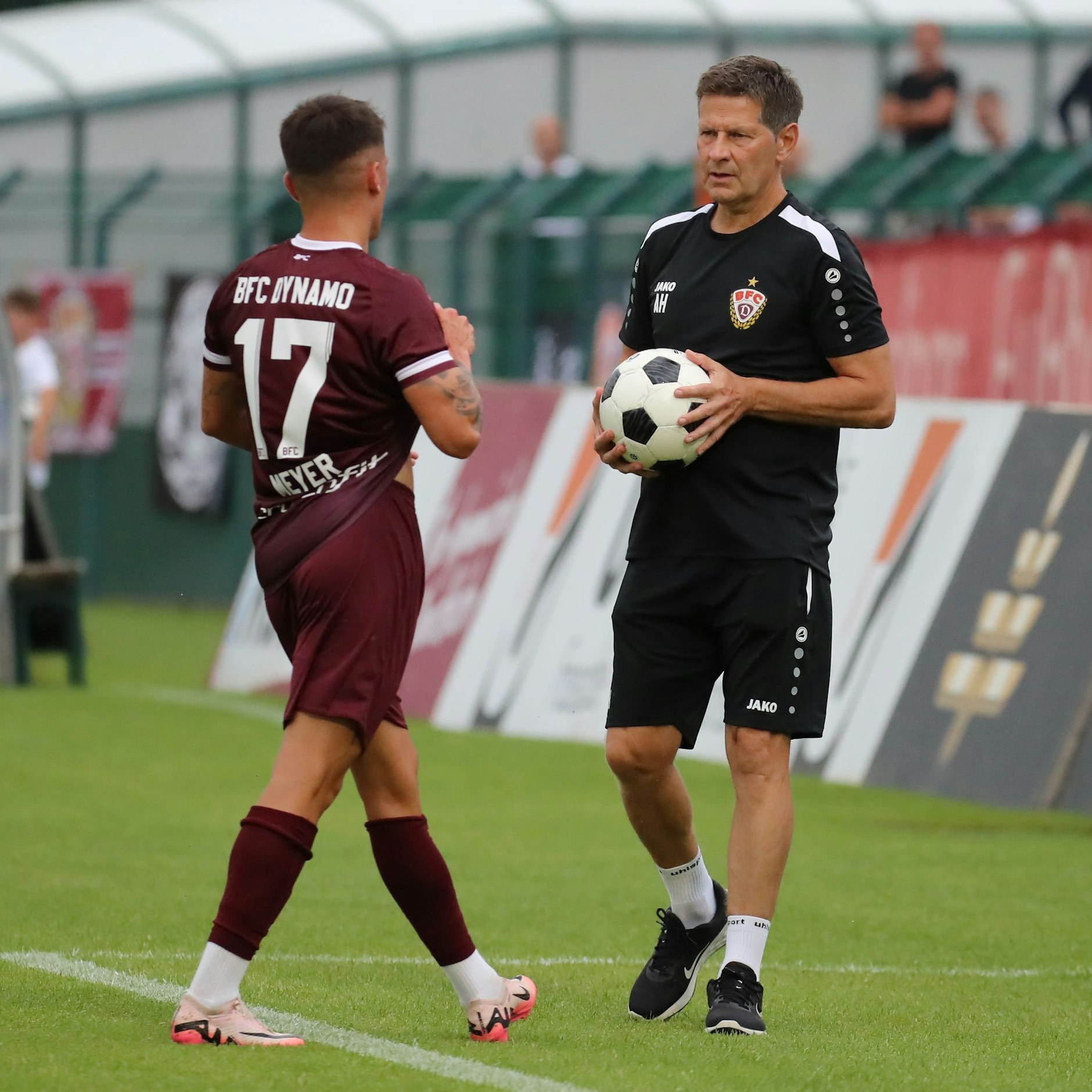So war’s zum Saisonstart gegen Jena: Der damalige BFC-Trainer Andraes Heraf (r.) guckt Ben Meyer tief in die Augen, bevor er ihm den Ball gibt.