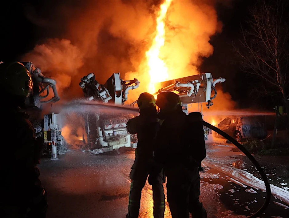 Feuerwehrleute löschen die brennenden Fahrzeuge an der Gehrenseestraße und am Pyramidenring.