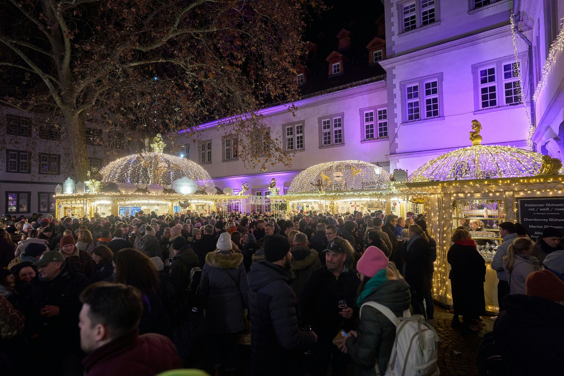 Der Weihnachtsmarkt in Koblenz. Auftritte von Chören im Rahmen des „Klingenden Adventskalenders“ wird es dieses Jahr nicht geben.