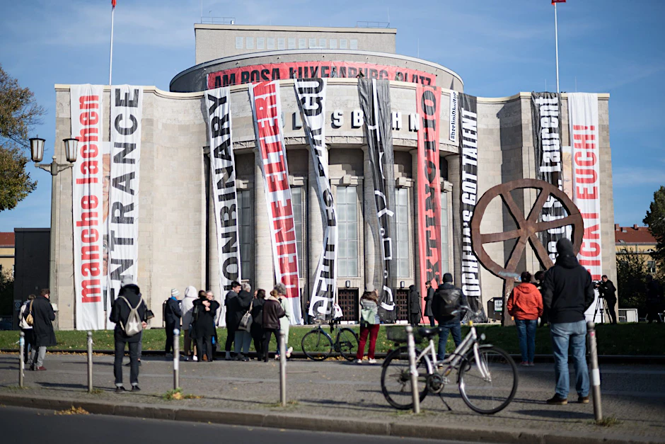 Die Fassade der Volksbühne wurde im Rahmen des Aktionstags #BerlinistKultur im Oktober gegen drohende Kürzungen im Berliner Kulturbereich mit Bannern von Aufführungen verhüllt.