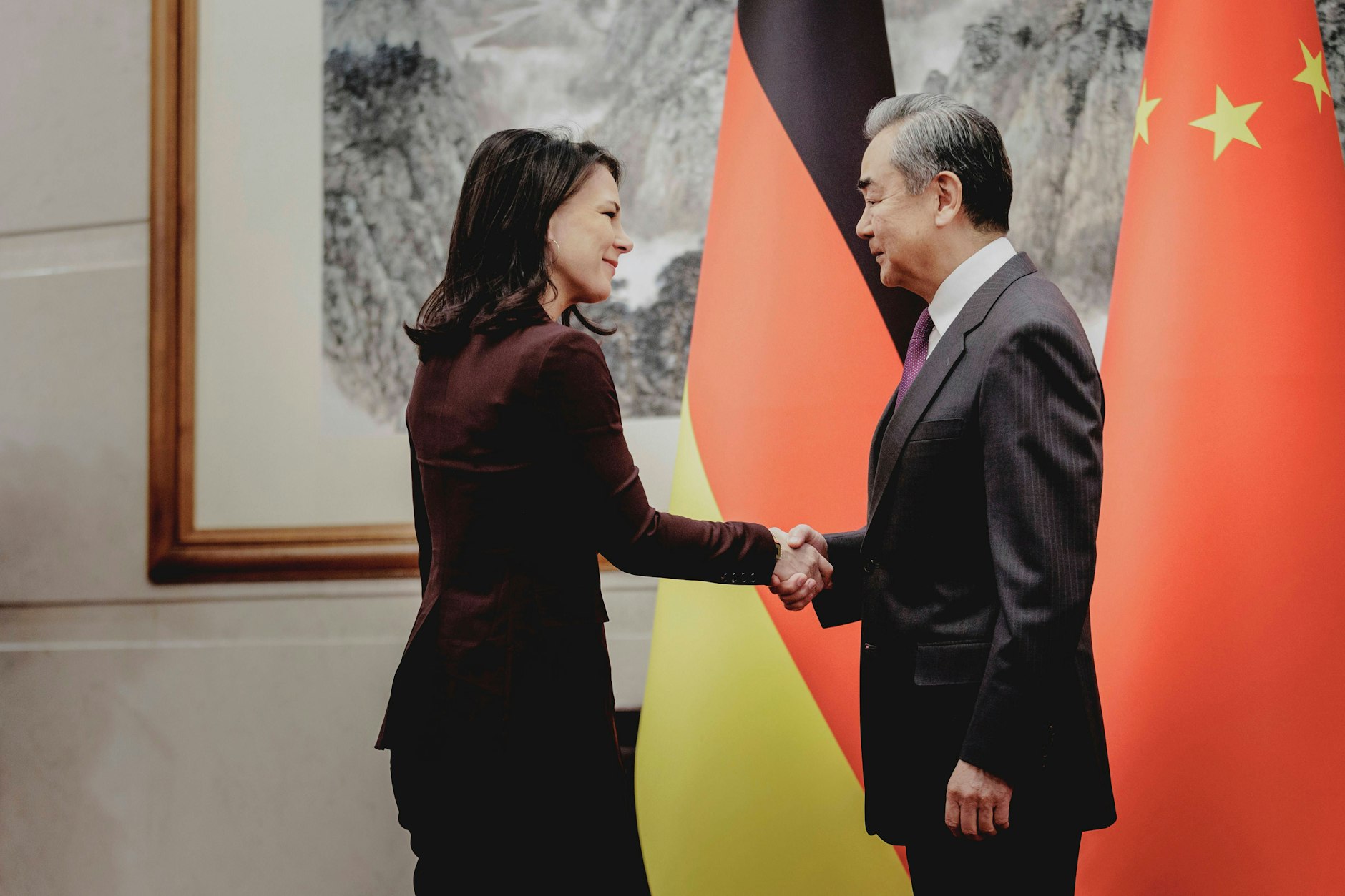 Annalena Baerbock (l.) mit ihrem Amtskollegen Wang Yi in Peking am Montag.