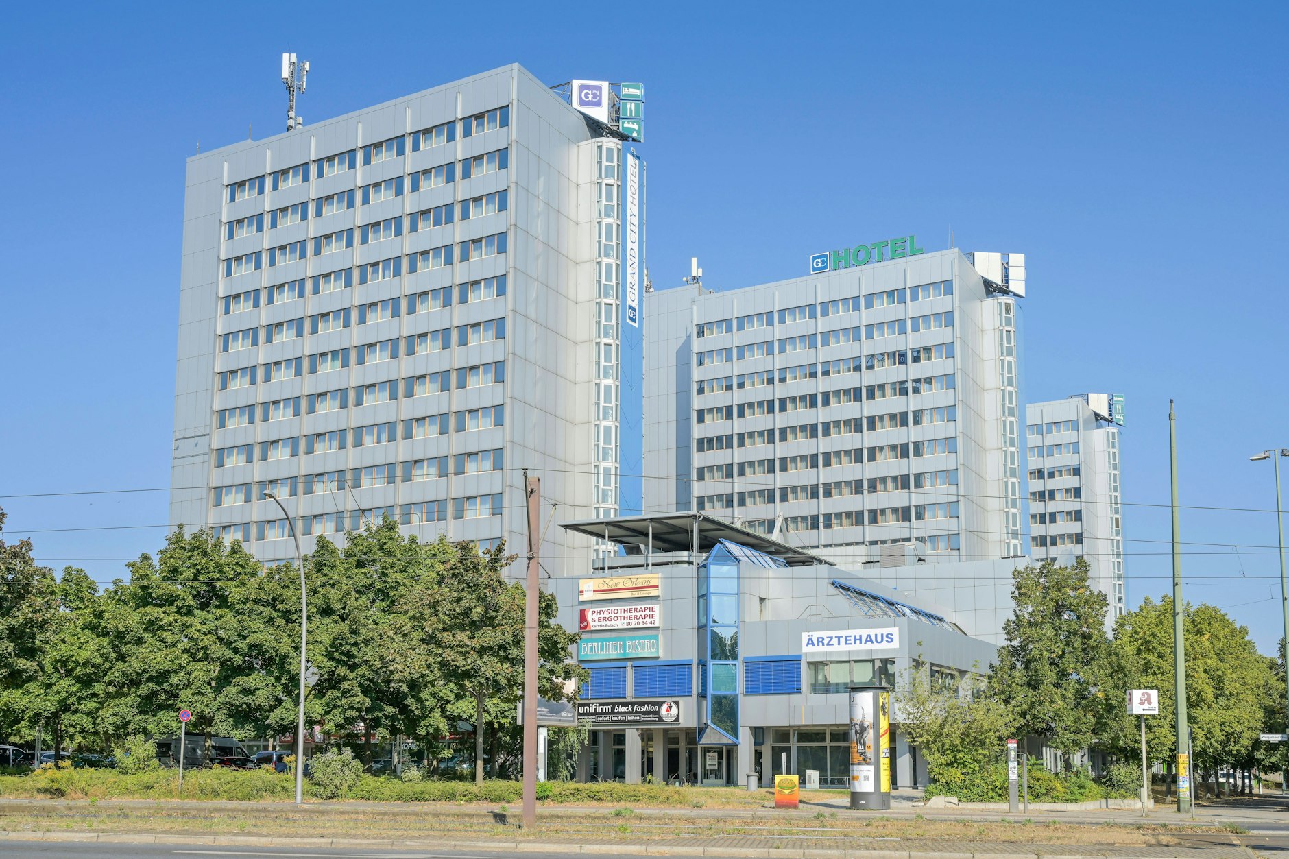 Das Flüchtlingshotel an der Landsberger Allee. Der Berliner Senat will es nicht kaufen.