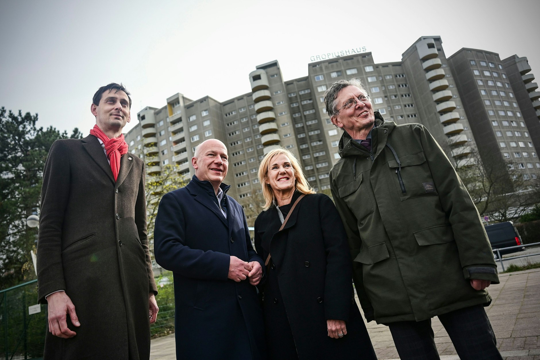 Bausenator Christian Gaebler (r.) saß selbst in ihrem Aufsichtsrat: Degewo-Chefin Sandra Wehrmann mit dem Regierenden Bürgermeister Kai Wegner (2.v.l.)