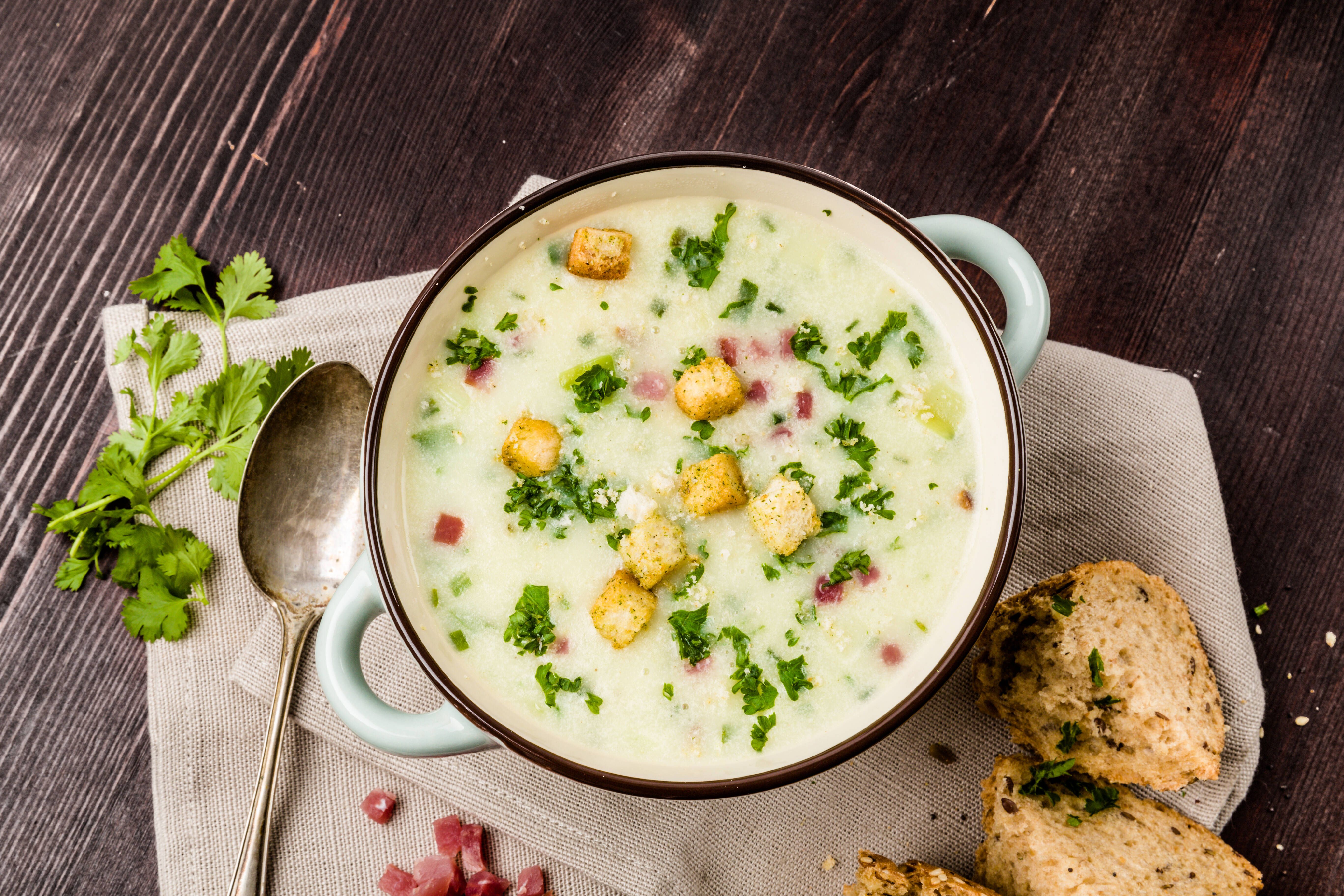 Kennen Sie Bratkartoffelsuppe? Rezept für den Winter – mit Pfeffer-Croutons!