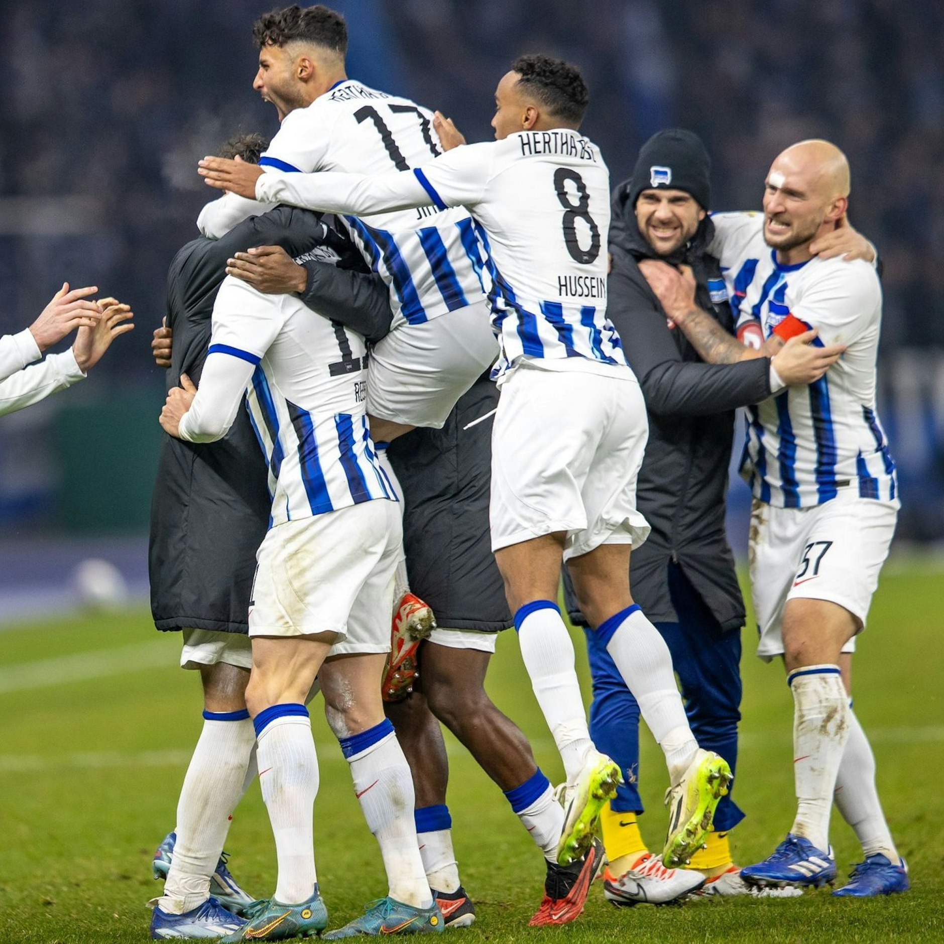 So war’s im Vorjahr im Pokal-Achtelfinale: Hertha jubelt nach dem Elfer-Krimi gegen den HSV, Internet-Star Nader El Jindaoui (M.) ist ganz obenauf.