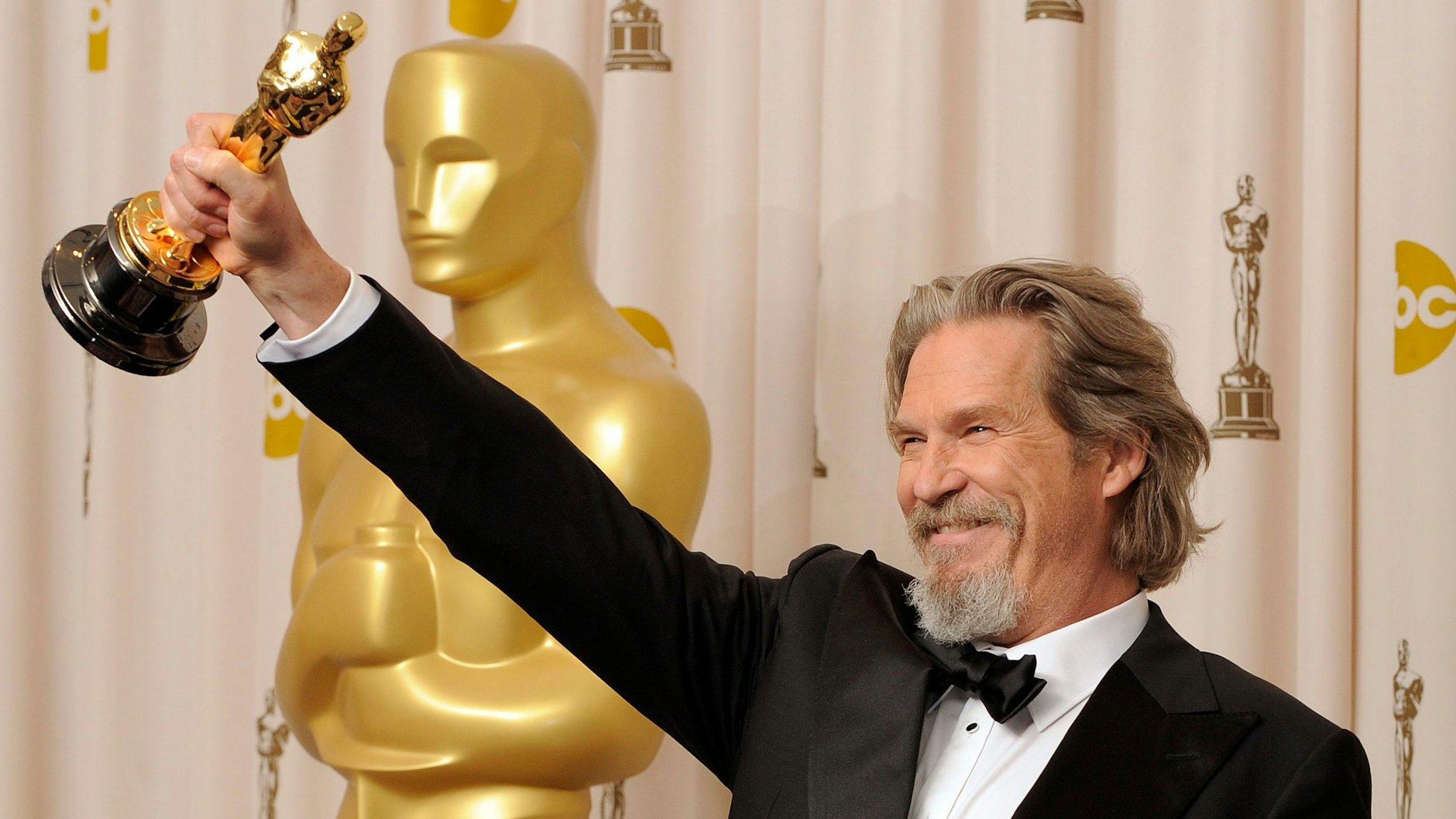 Jeff Bridges freut sich nach den 82. Annual Academy Awards über den Oscar. Erst im fünften Anlauf gewann Jeff Bridges Gold für seinen Auftritt als abgehalfterter, saufender Country-Sänger in dem Drama „Crazy Heart“.
