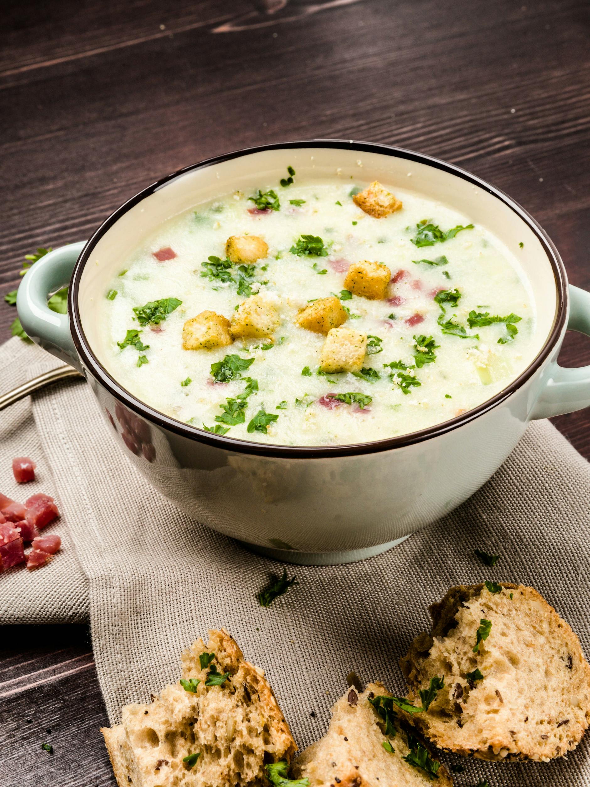 Dieses Rezept für Bratkartoffelsuppe wird Ihnen garantiert den nächsten kalten Winterabend gemütlicher machen.