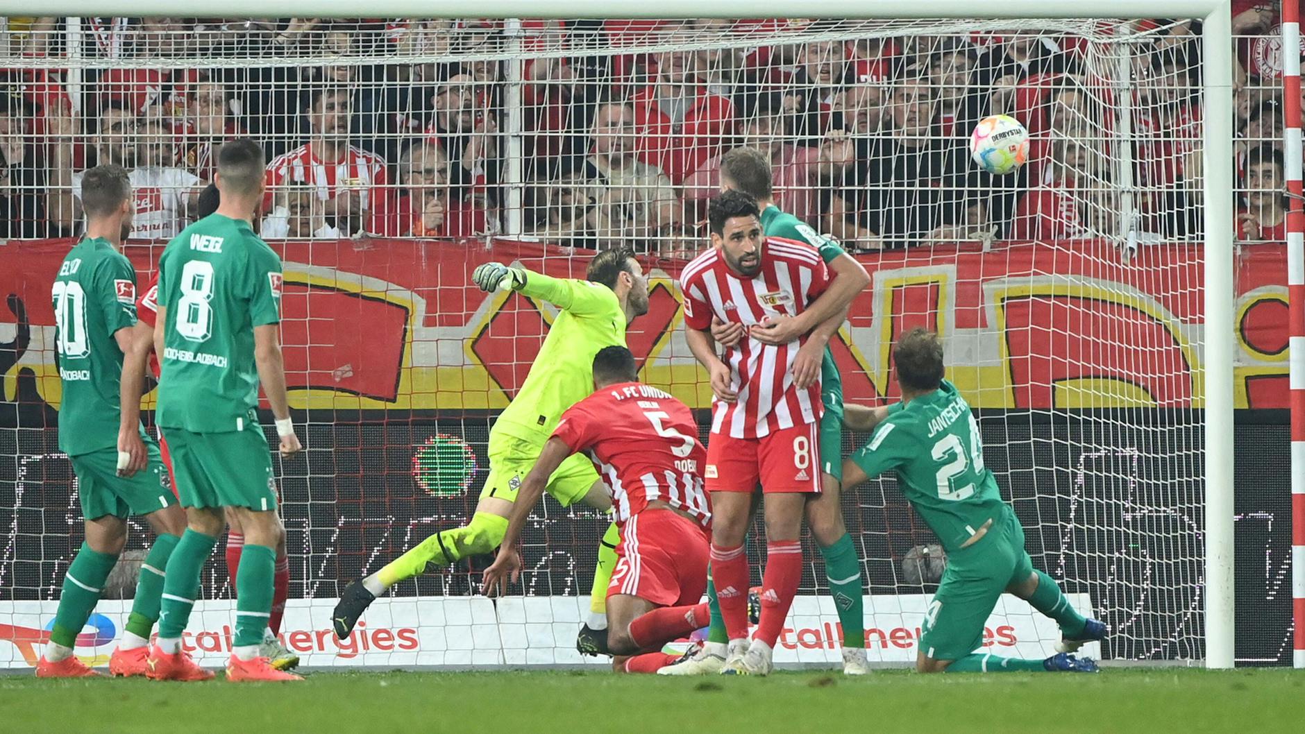 Der Kopfball-Knaller gegen Gladbach: Mit seinem später Siegtor hielt Danilho Doekhi (Nr. 5) der 1. FC Union an der Bundesliga-Spitze.