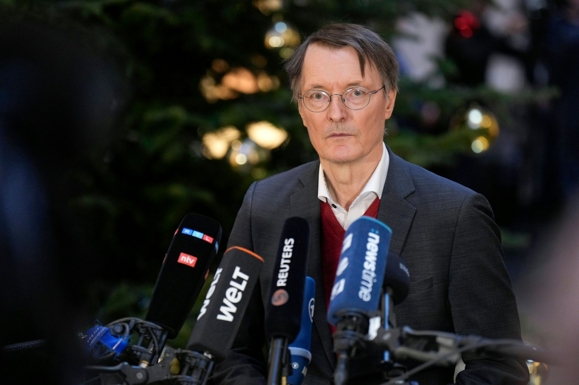 Bundesgesundheitsminister Karl Lauterbach: Übt die Politik Druck auf die Wissenschaft aus?