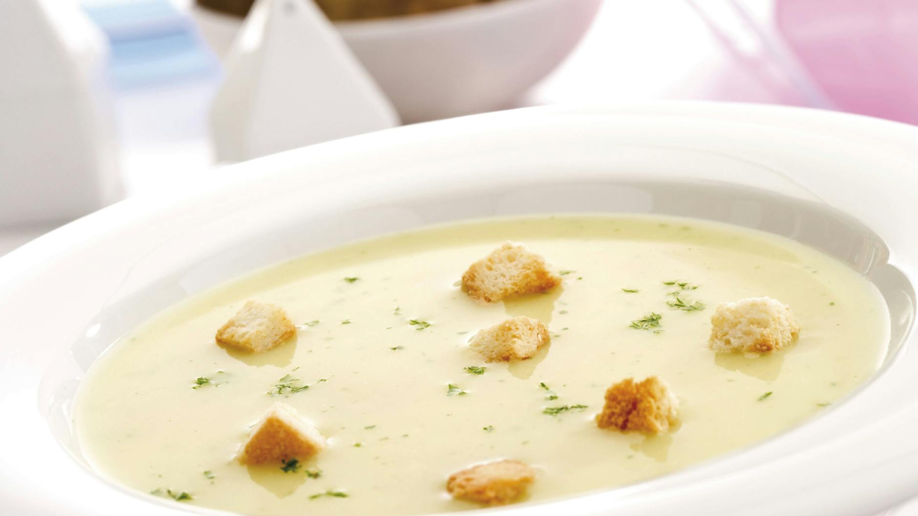 Kartoffelsuppe mit Croutons ist das perfekte Essen für die kalte Jahreszeit. Unser Rezept für Bratkartoffelsuppe müssen Sie probieren!