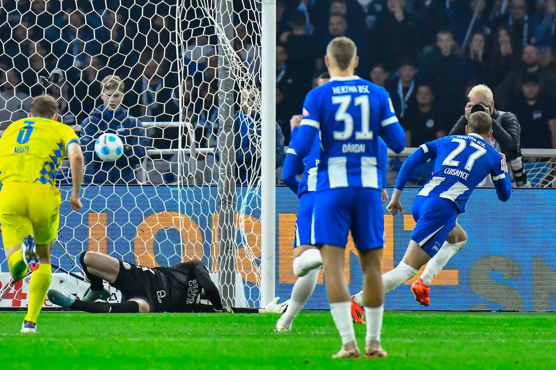Elfmeter? Kein Ding! Michael Cuisance verwandelt für Hertha BSC in der Zweiten Liga gegen Braunschweig sicher.