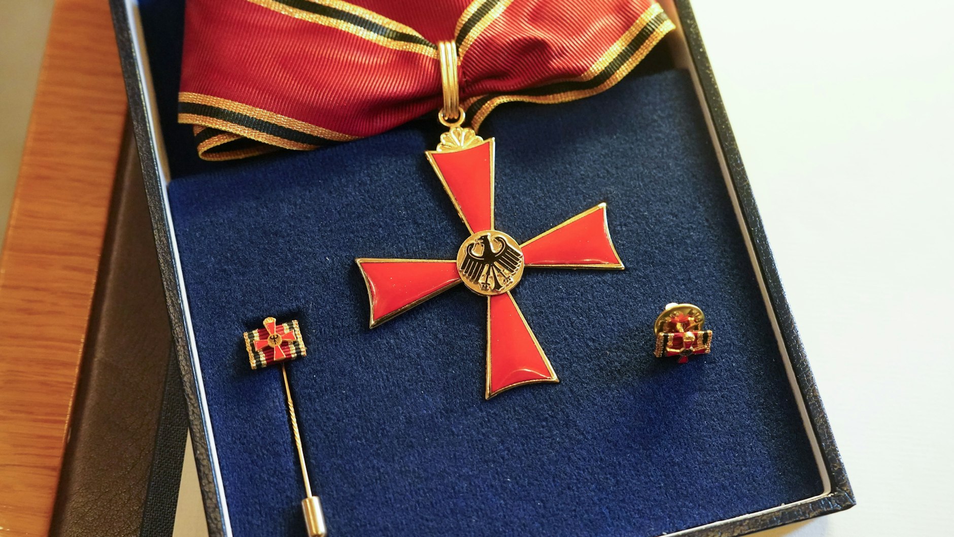 Der Bundesverdienstorden – ihn bekommt nun DDR-Star Gerhard Schöne.