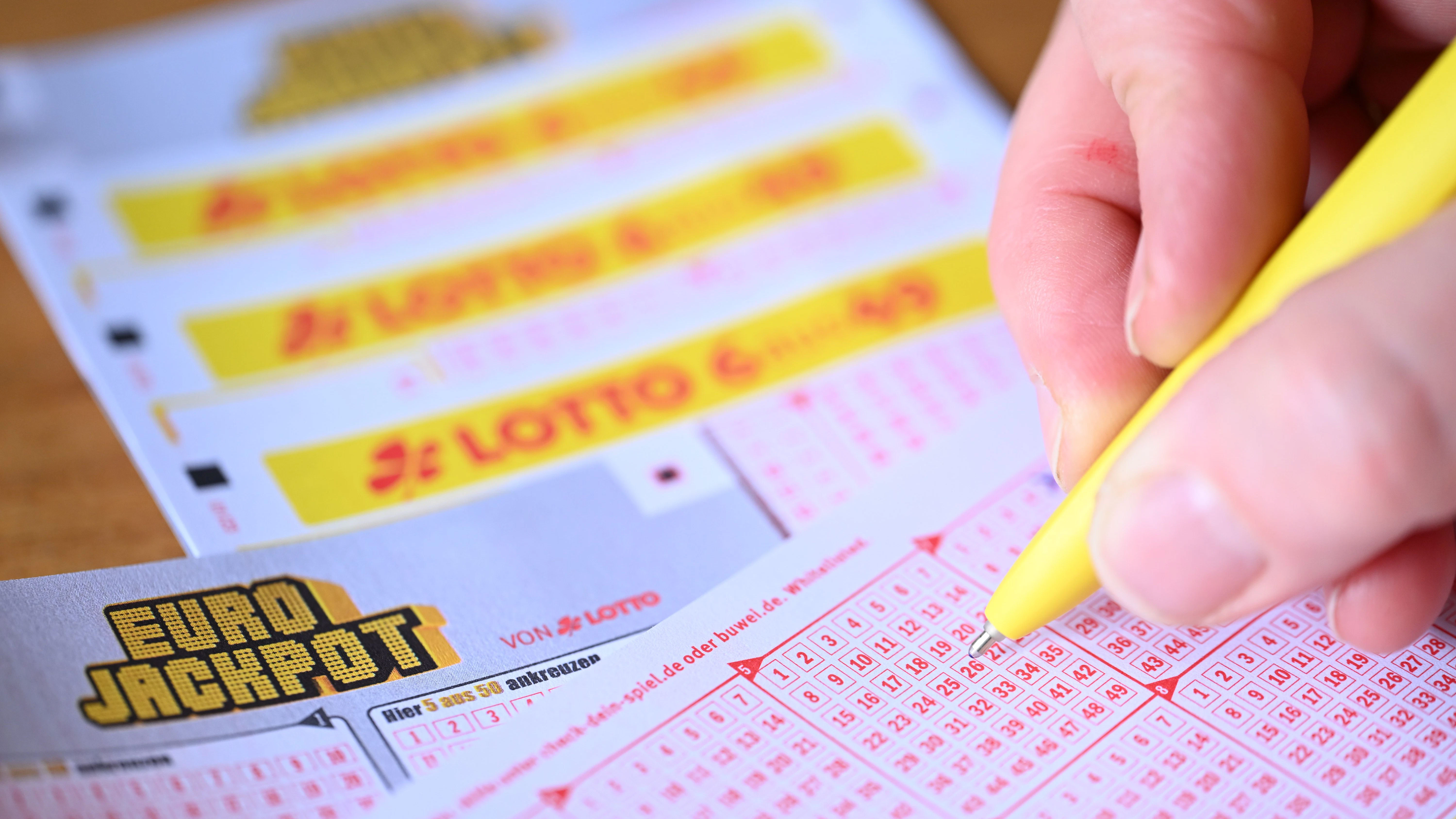 Viele Menschen in Europa machen beim Eurojackpot mit - doch die richtigen Zahlen für den Millionen-Gewinn werden nur selten erwischt.