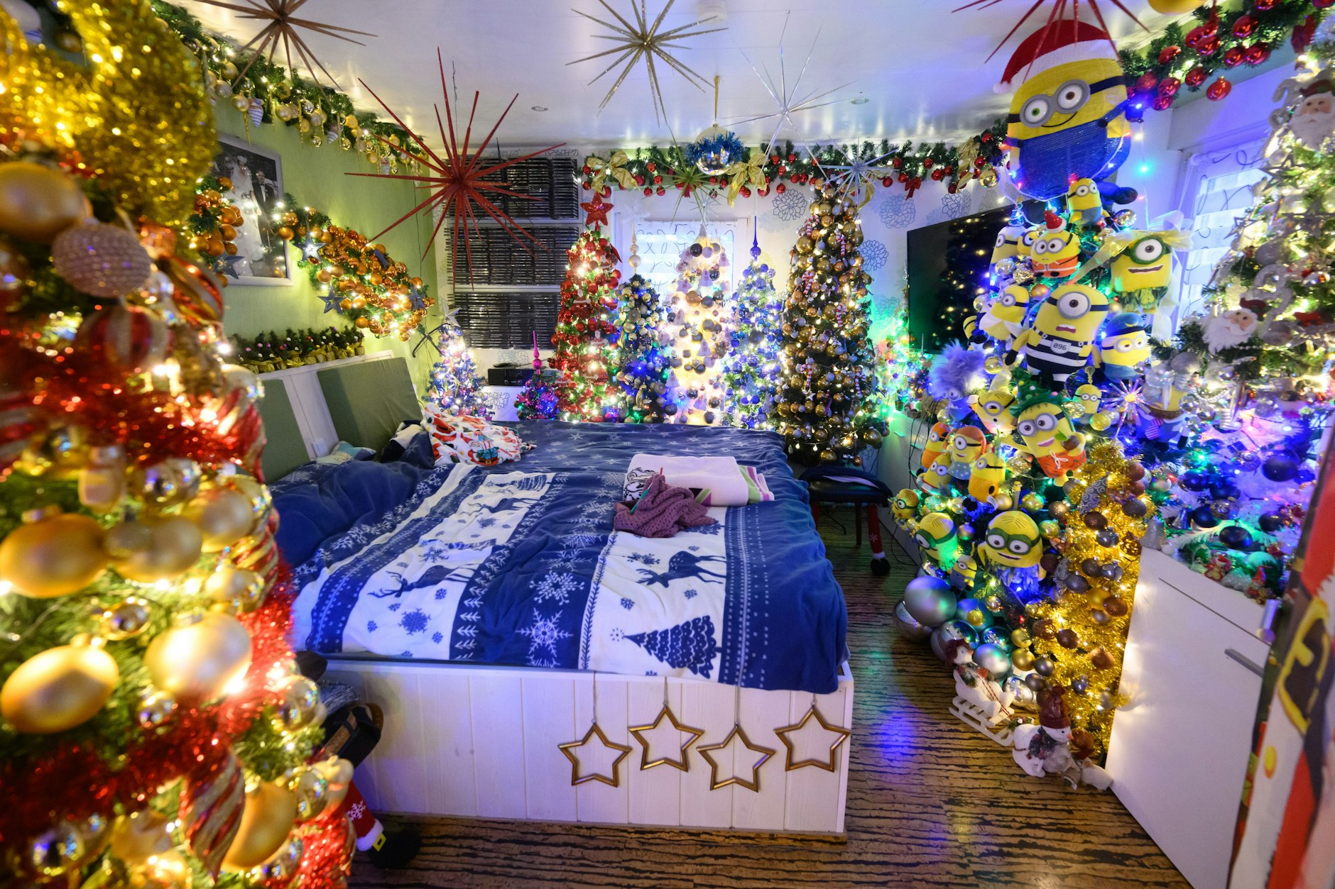 Weihnachtsbäume stehen auch im Schlafzimmer der Familie Jeromin.