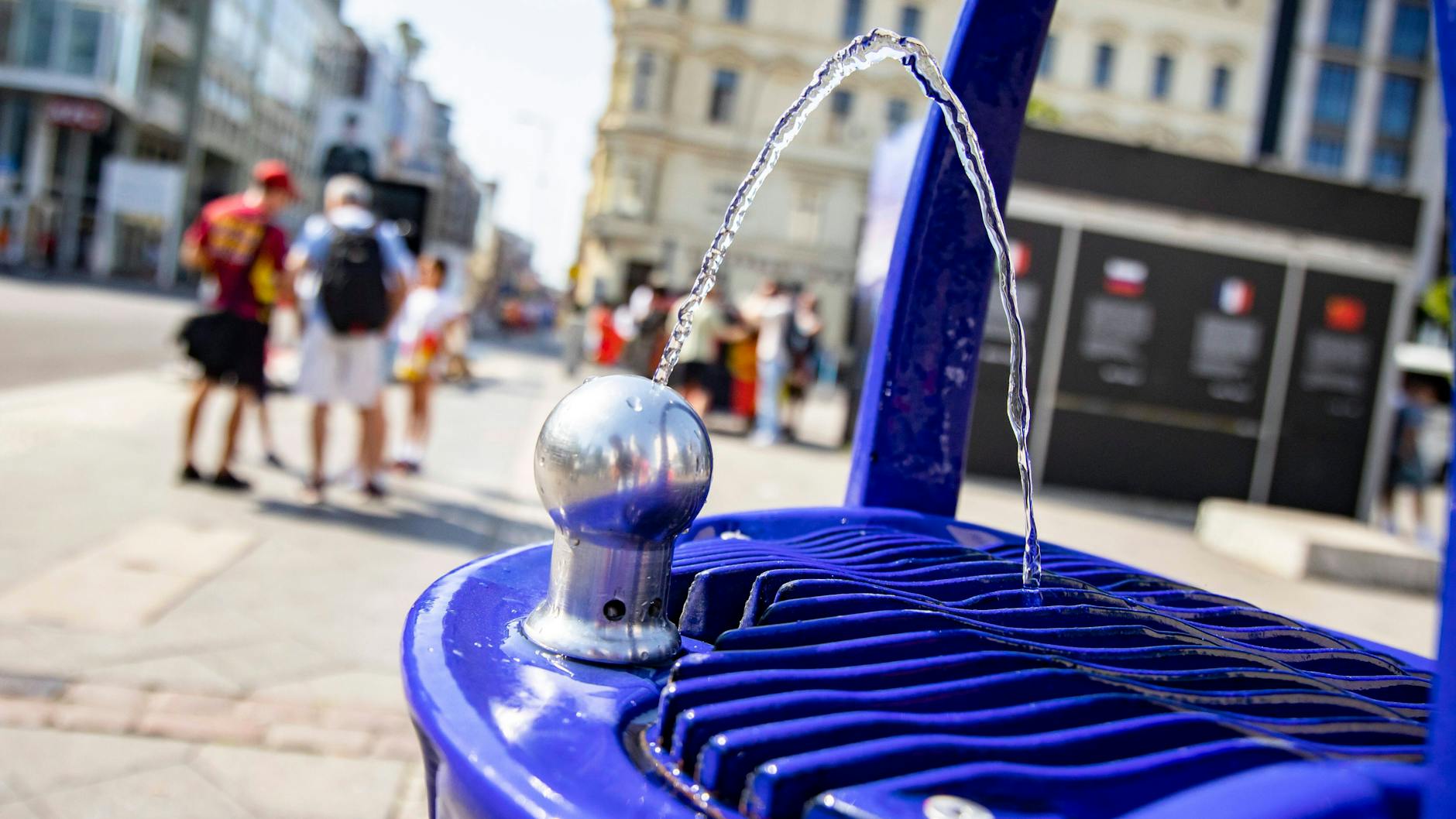 Öffentliche Trinkbrunnen, wie hier nahe des einstigen Checkpoint Charlie, sind eine gute Maßnahme gegen Hitze.