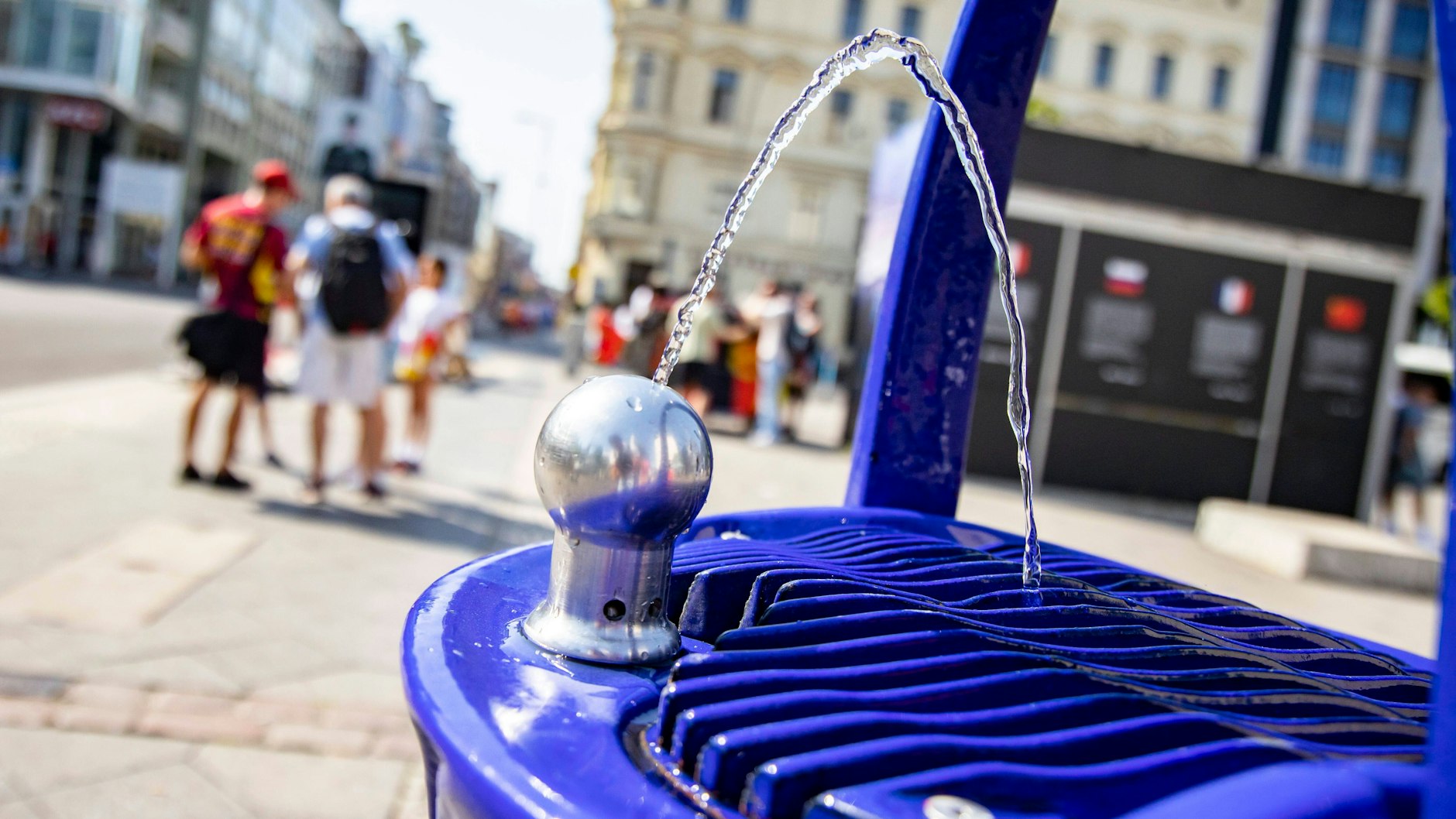 Öffentliche Trinkbrunnen, wie hier nahe des einstigen Checkpoint Charlie, sind eine gute Maßnahme gegen Hitze.