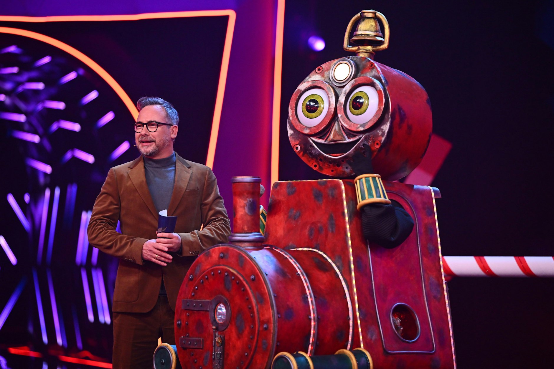 Die Lokomotive mit Matthias Opdenhövel, dem Moderator von „Masked Singer“.