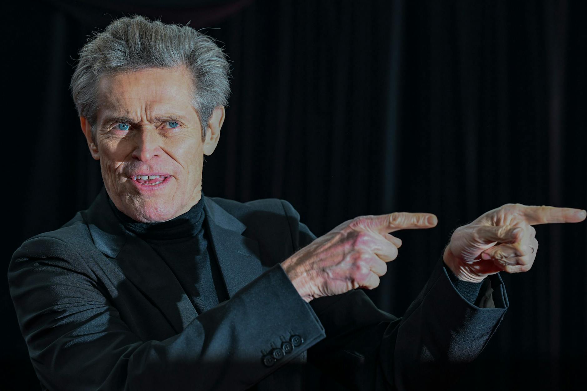 02.12.2024, Berlin: Der Schauspieler Willem Dafoe bei der Weltpremiere des Films „Nosferatu – Der Untote“ im Kino Zoo-Palast