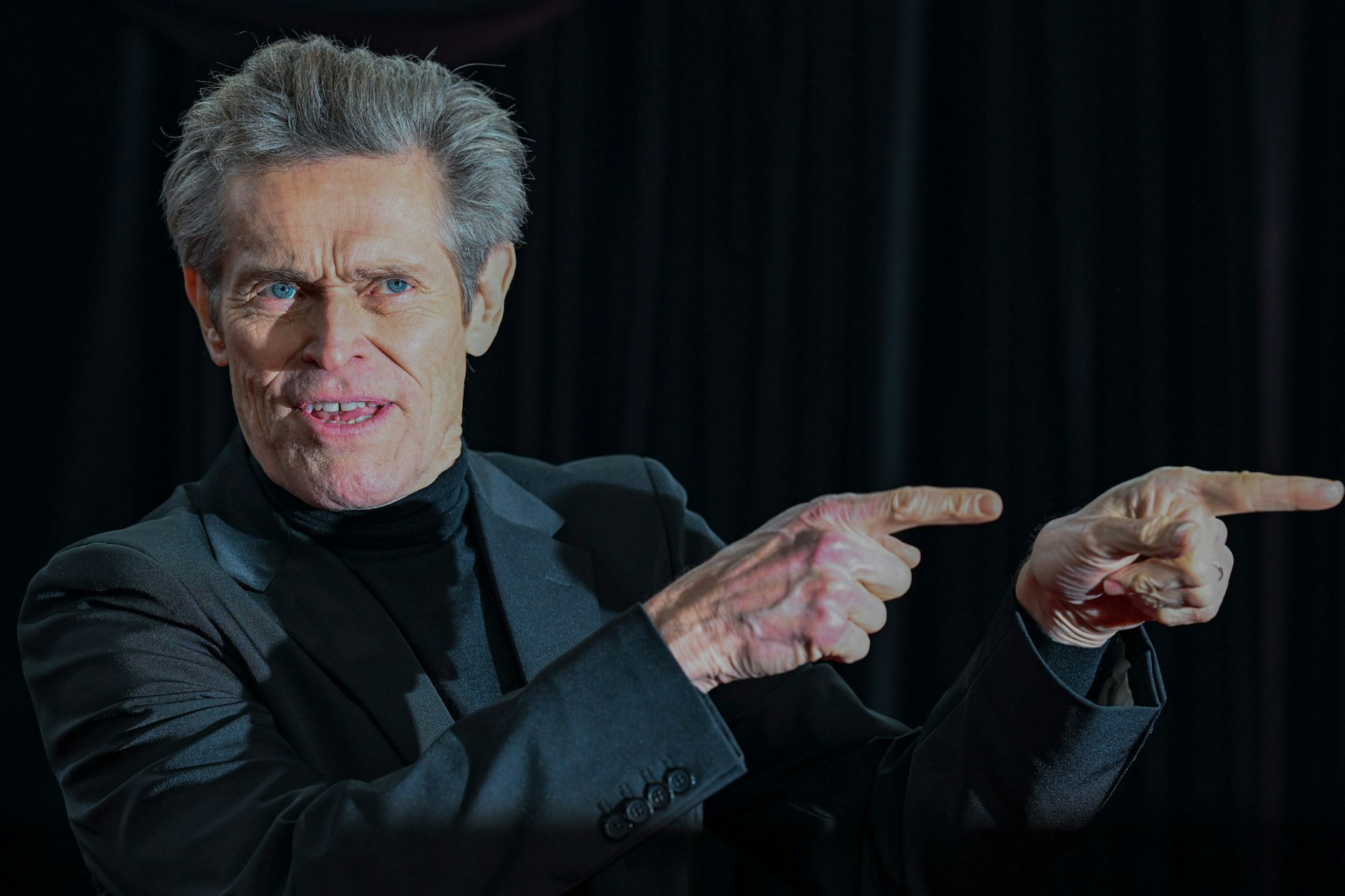 02.12.2024, Berlin: Der Schauspieler Willem Dafoe bei der Weltpremiere des Films „Nosferatu – Der Untote“ im Kino Zoo-Palast