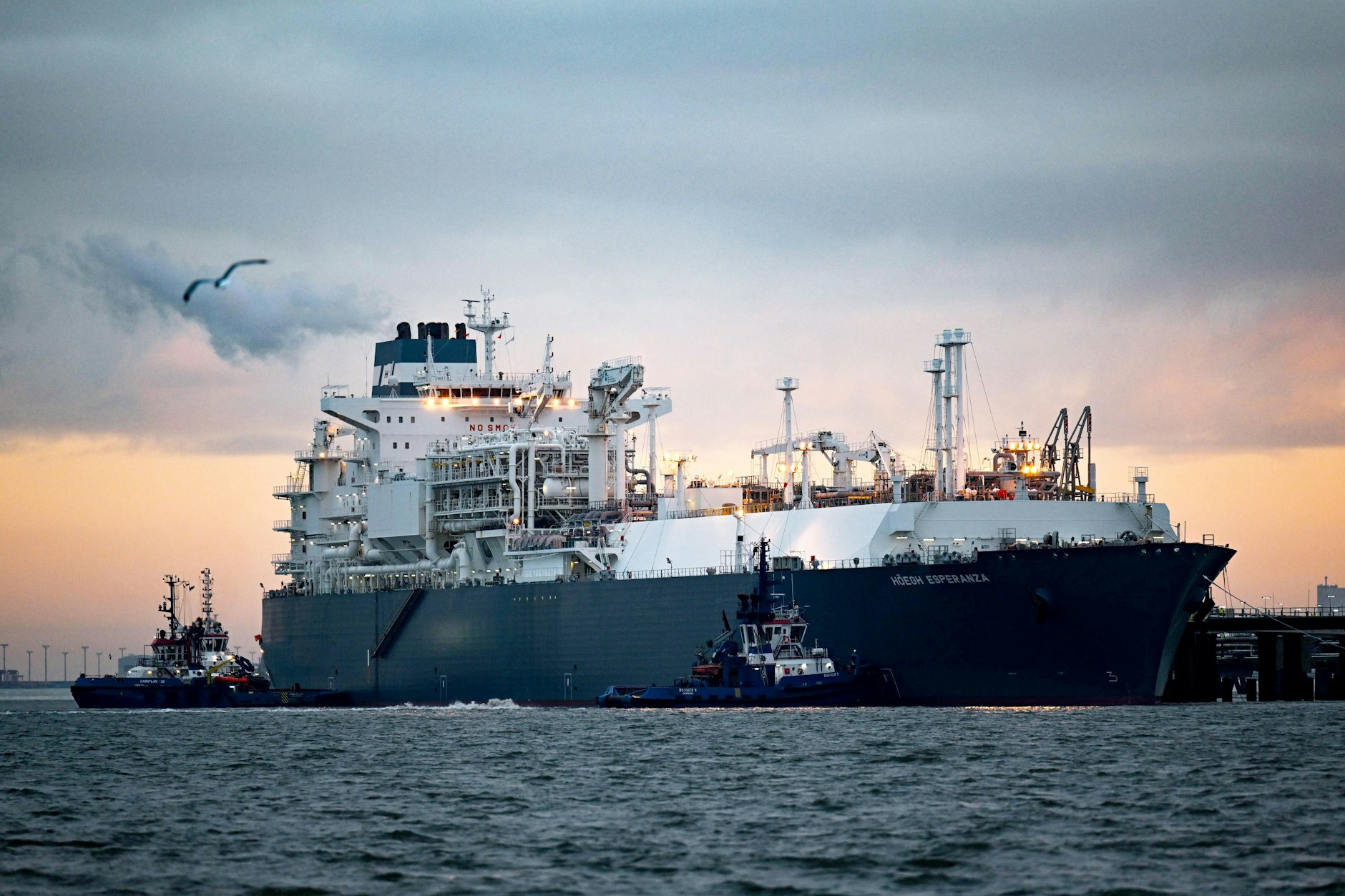 Spezialschiff „Höegh Esperanza“ in Wilhelmshaven: Es dient als schwimmende Plattform, um Flüssigerdgas (LNG)&nbsp;anzulanden und zu regasifizieren.