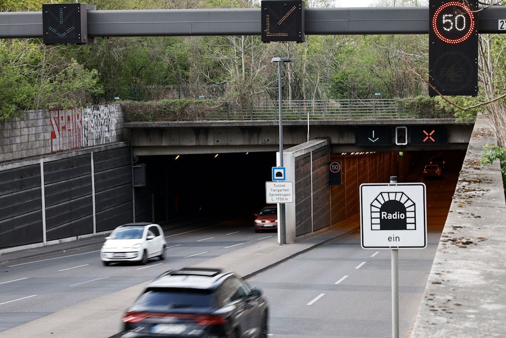 Kreuzberg yönündeki Tiergarten tüneline kamyonlar hariç yeniden erişilebilir