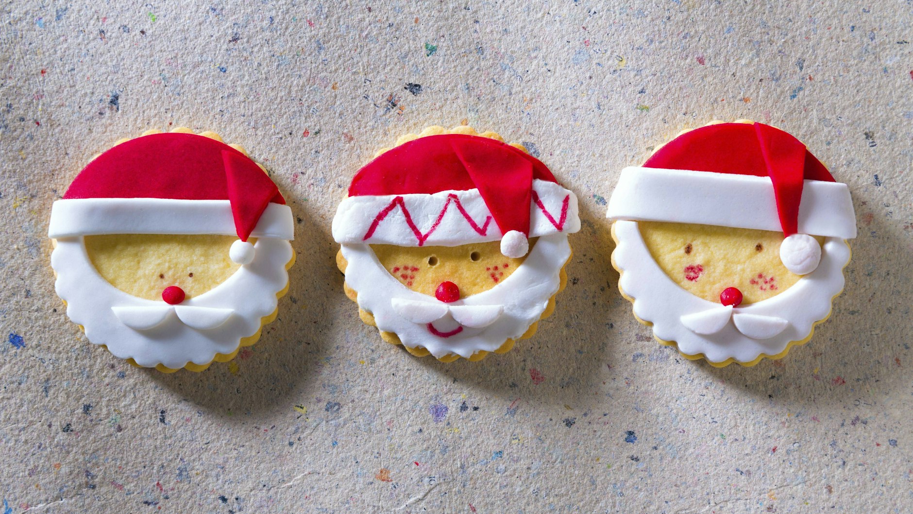Die Weihnachtsmann-Gesichter werden mit Fondant gemacht.