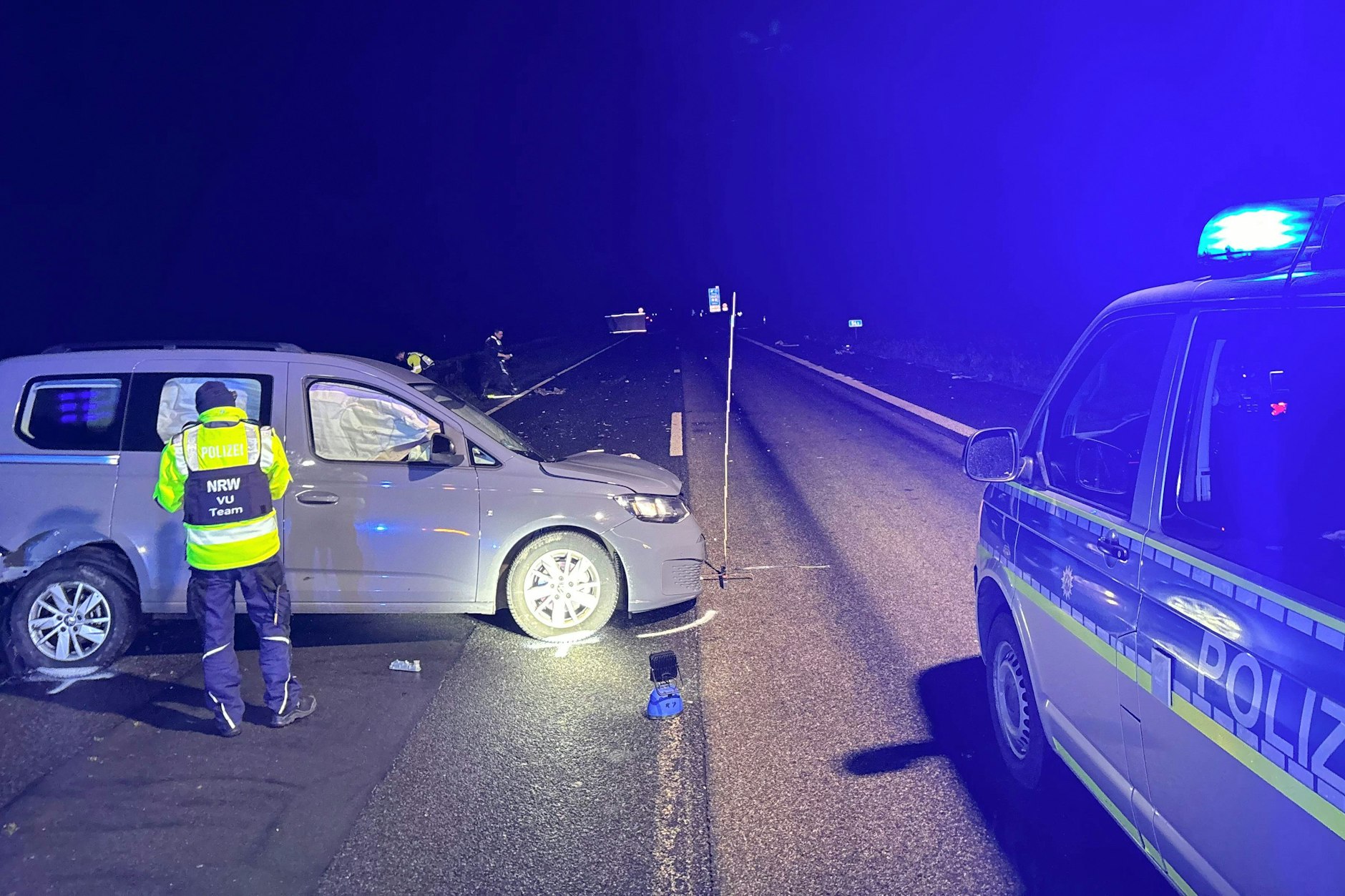 Ein Geisterfahrer hat auf der A3 bei Wesel einen schweren Verkehrsunfall verursacht. Mit einer Geschwindigkeit von rund 120 Kilometern pro Stunde prallte er frontal mit dem Wagen eines Niederländers zusammen.