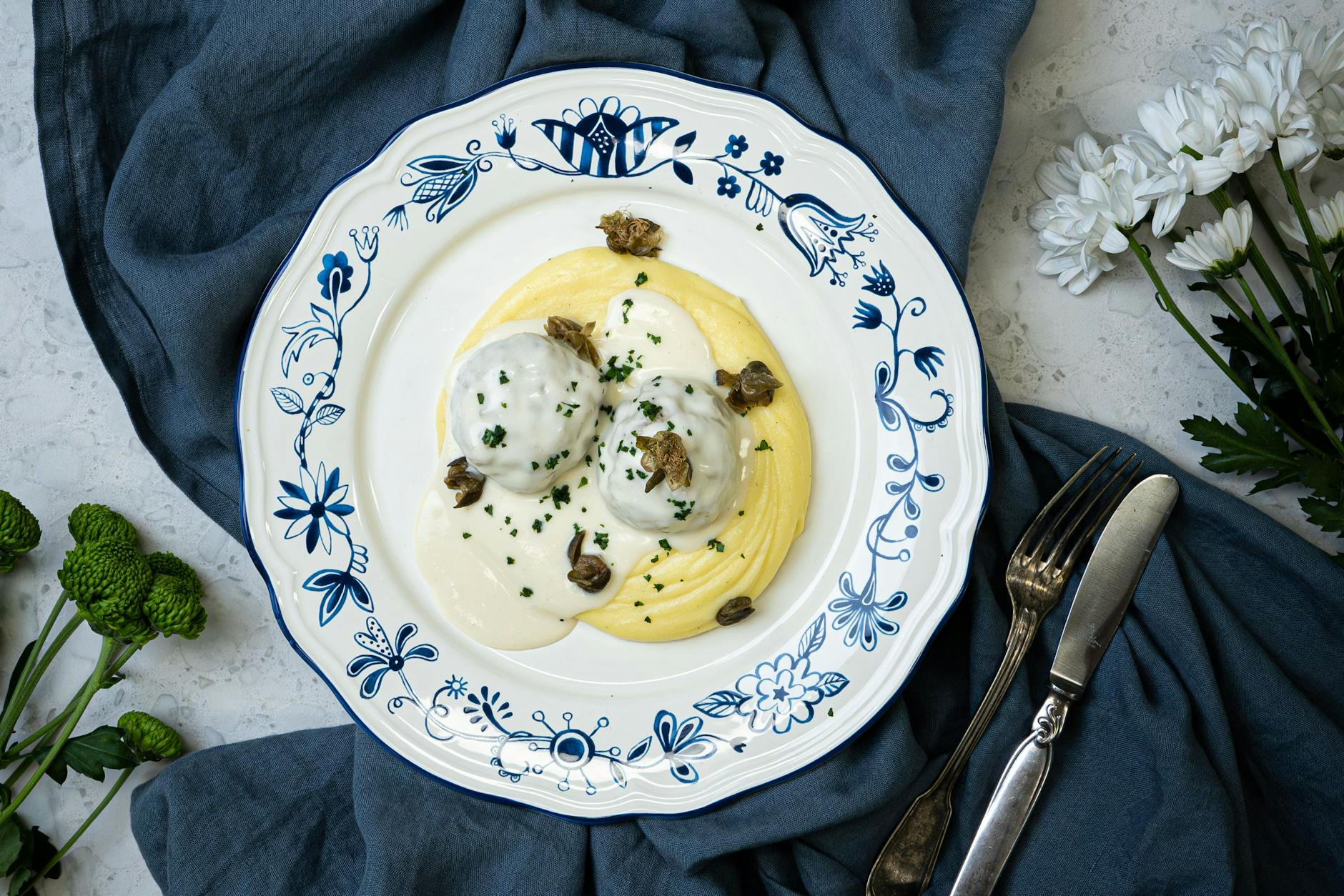Königlich: Königsberger Klopse mit Kartoffelpüree und frittierten Kapern
